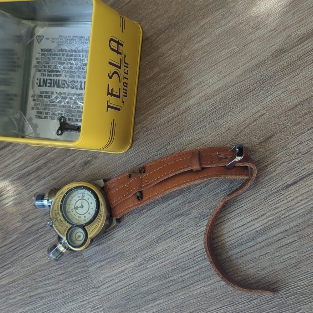 Tesla Thinkgeek Steampunk Watch with Brown Leather Strap And Keys - Picture 3 of 7